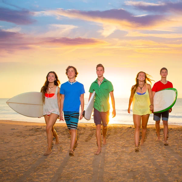 Surfers jongens en meisjes groep lopen op strand — Stockfoto
