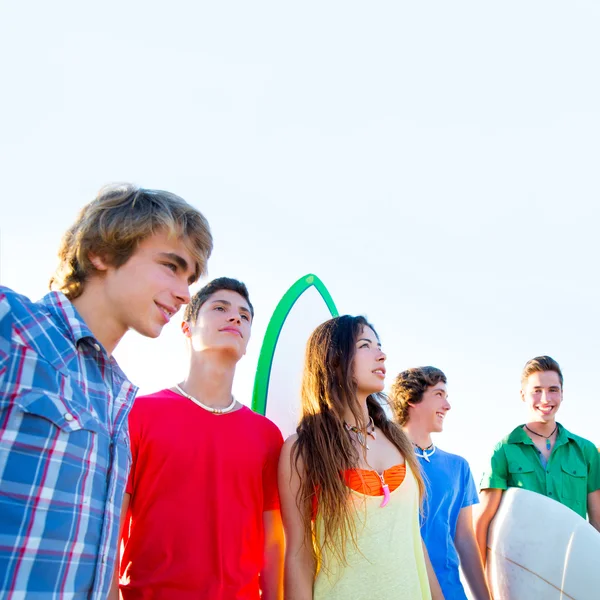 Adolescentes surfistas meninos e meninas grupo feliz — Fotografia de Stock