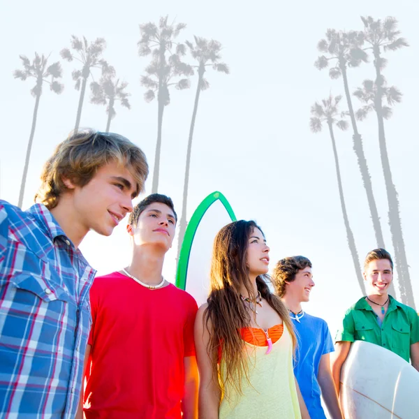 Tiener surfers jongens en meisjes groep gelukkig — Stockfoto