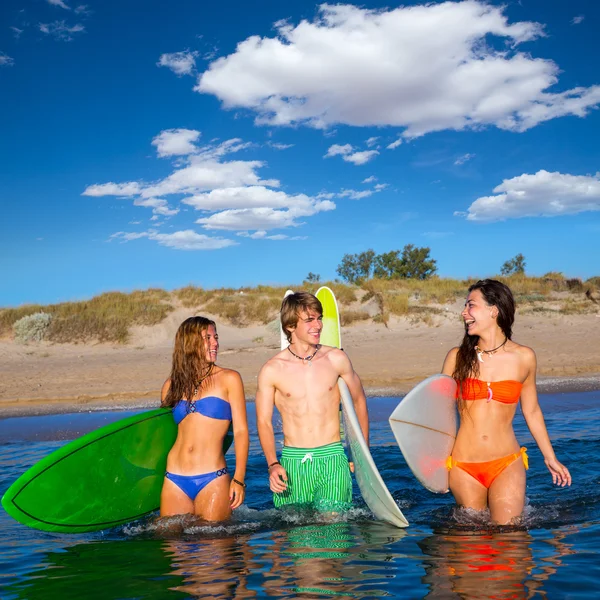 Feliz adolescente surfistas hablando en la playa orilla —  Fotos de Stock
