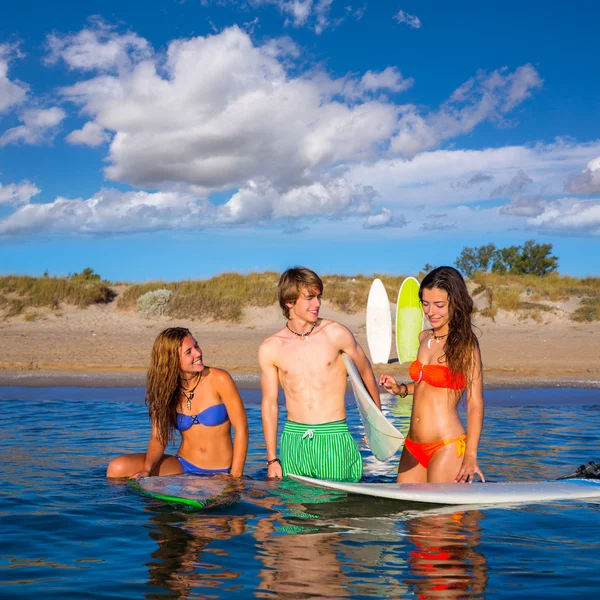 Happy teen surfers talking on beach shore — Stock Photo, Image