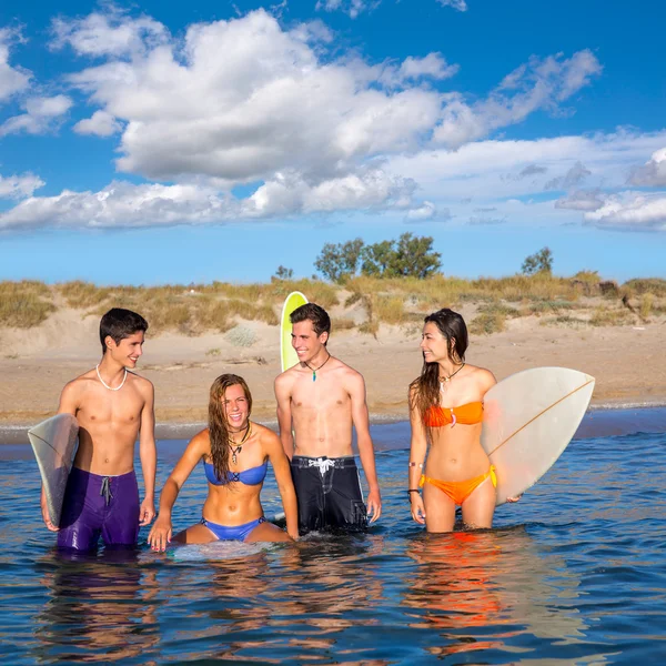 Счастливые красивые подростки-серферы наслаждаются на пляже — стоковое фото