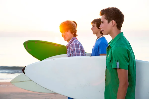 Surfer teen boys walking at beach shore — Stock Photo, Image
