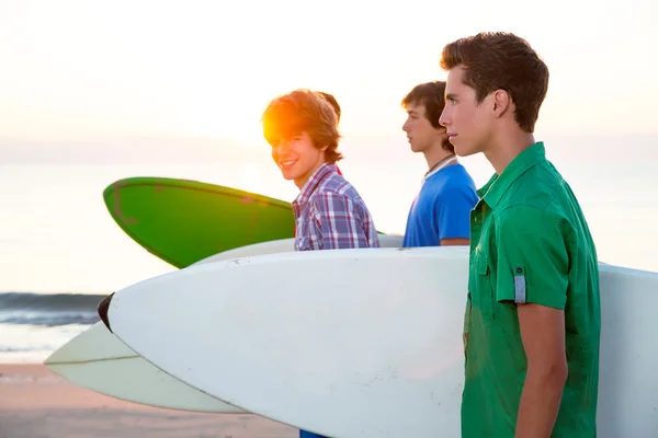 Surfista adolescente chicos caminando en playa orilla — Foto de Stock