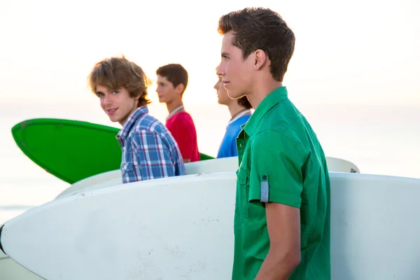 Surfista adolescente chicos caminando en playa orilla — Foto de Stock