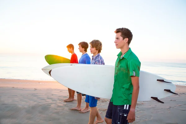 Surfista adolescente chicos caminando en playa orilla —  Fotos de Stock