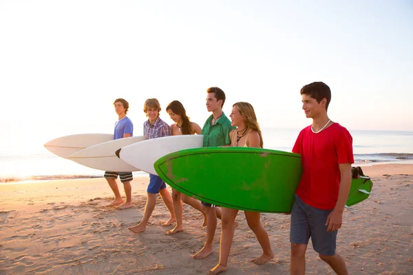 Surfer εφήβων αγοριών τα κορίτσια της ομάδας περπάτημα στην παραλία — Φωτογραφία Αρχείου