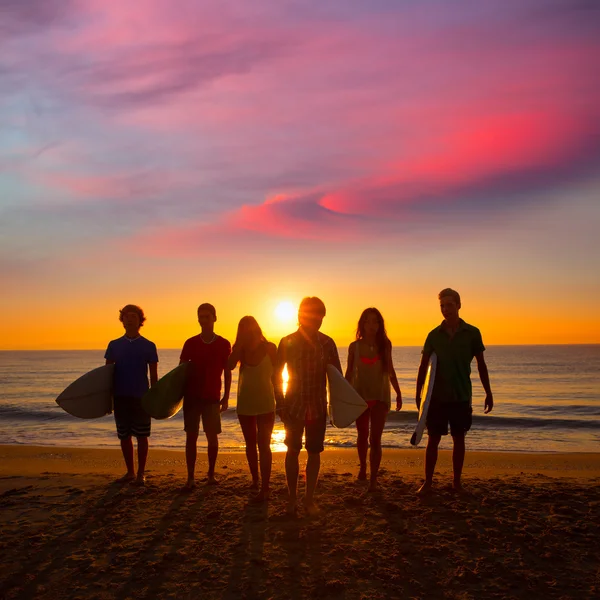 Surfers jongens en meisjes groep lopen op strand — Stockfoto