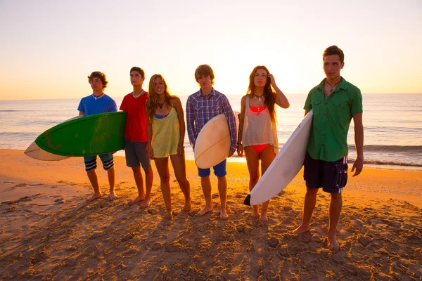 Surferi băieți și fete grup de mers pe jos pe plajă — Fotografie, imagine de stoc
