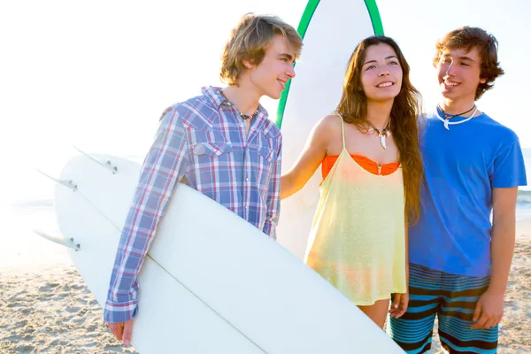 Tiener surfers groep gelukkig in strand kust — Stockfoto