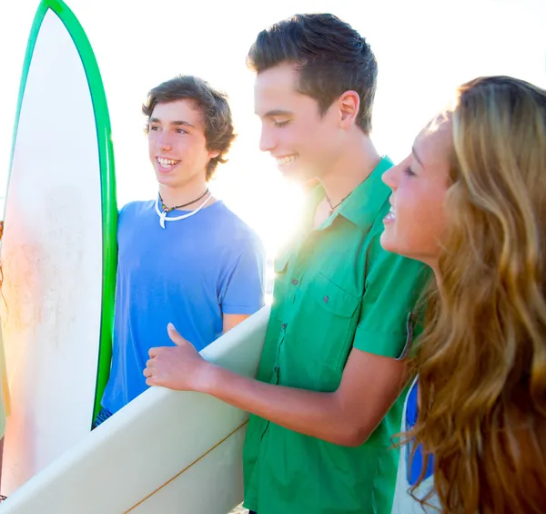Genç sörfçü kız ve erkek grup mutlu — Stok fotoğraf