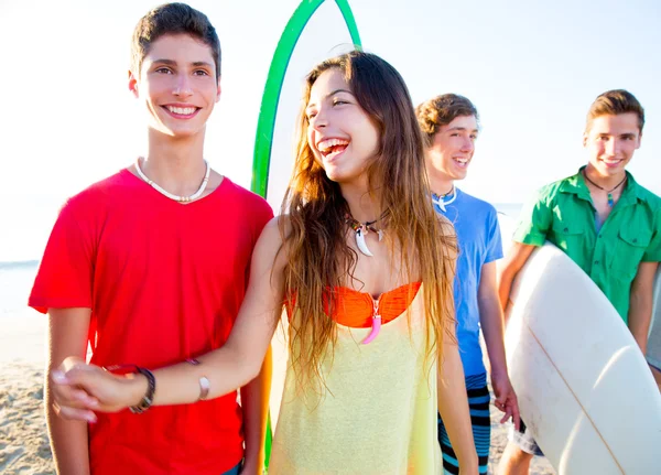 Groupe de surfeurs garçons et filles marchant sur la plage — Photo