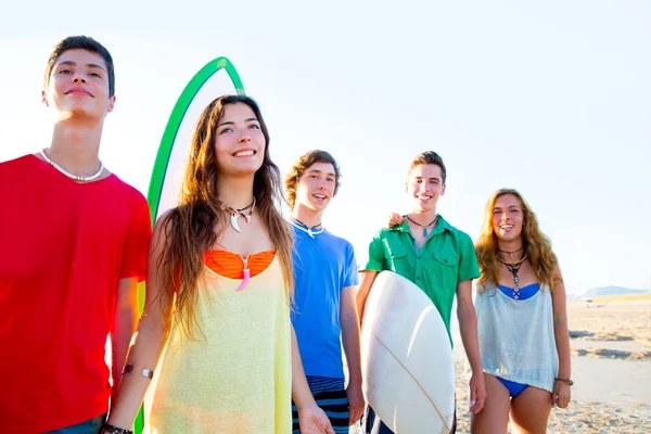 Счастливы мальчики и девочки, занимающиеся серфингом — стоковое фото