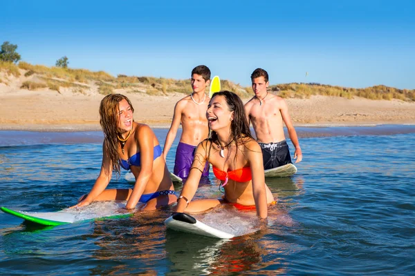 少年冲浪男孩和女孩游泳 ove 冲浪板 — 图库照片