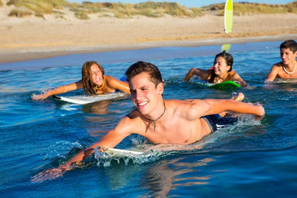 Teenager-Surfer Jungen und Mädchen schwimmen auf Surfbrett — Stockfoto