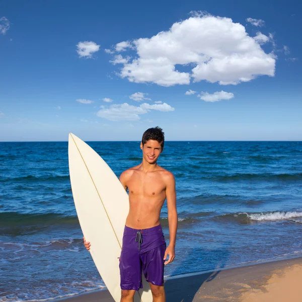 Jongen tiener surfer gelukkig holing surfplank op het strand — Stockfoto