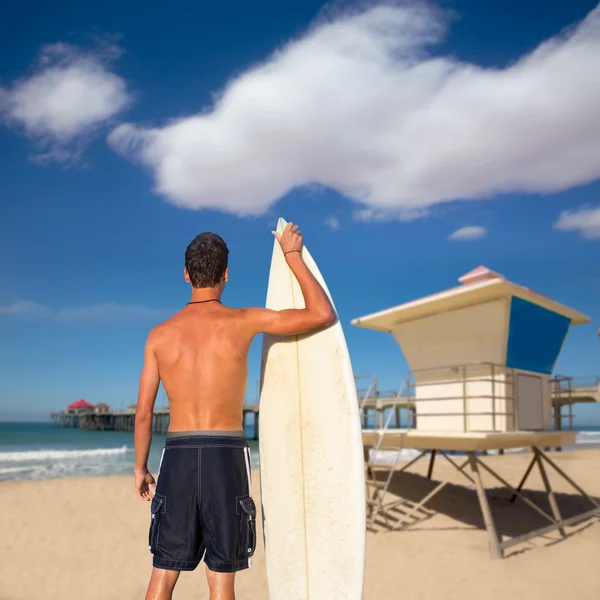 Garçon surfeur vue arrière tenant planche de surf sur la plage — Photo