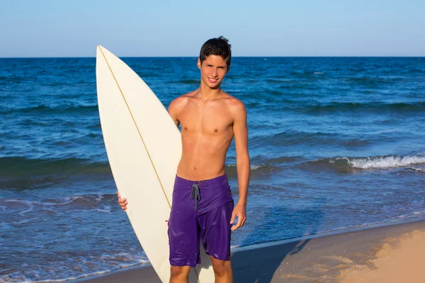 Garçon adolescent surfeur heureux holing surf sur la plage — Photo