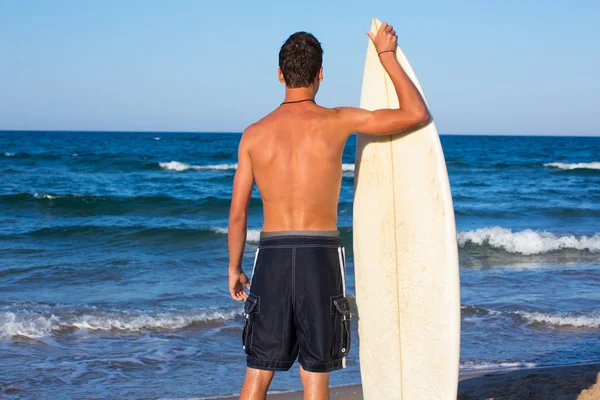 Chlapec surfař zpět Prohlédni hospodářství Surf na pláži — Stock fotografie