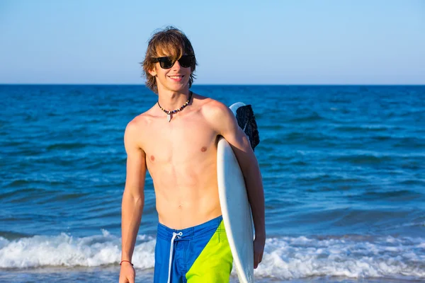 Jongen tiener surfer gelukkig holing surfplank op het strand — Stockfoto