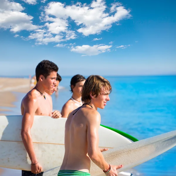 Surfista adolescente chicos hablando en playa orilla —  Fotos de Stock