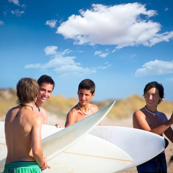 Surfista adolescente chicos hablando en playa orilla —  Fotos de Stock