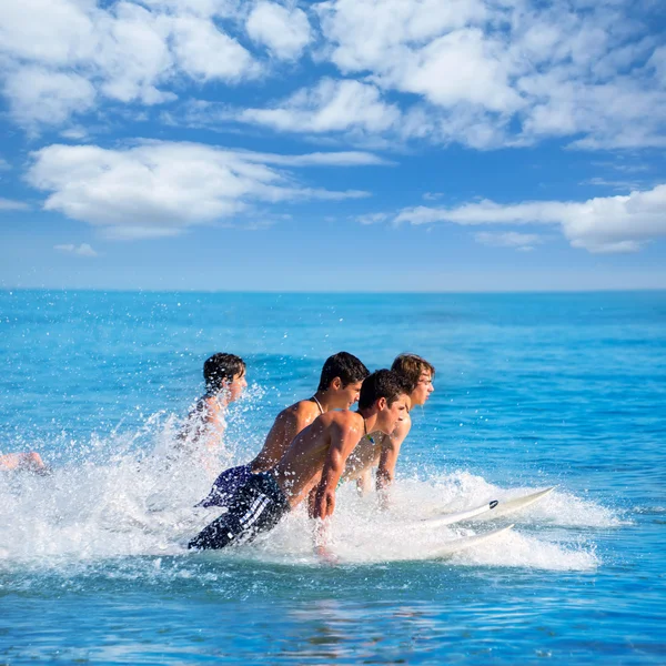 Chicos surfistas surfeando corriendo saltando en tablas de surf —  Fotos de Stock