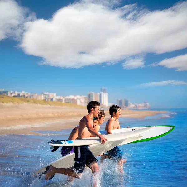 Chicos surfistas surfeando corriendo saltando en tablas de surf —  Fotos de Stock