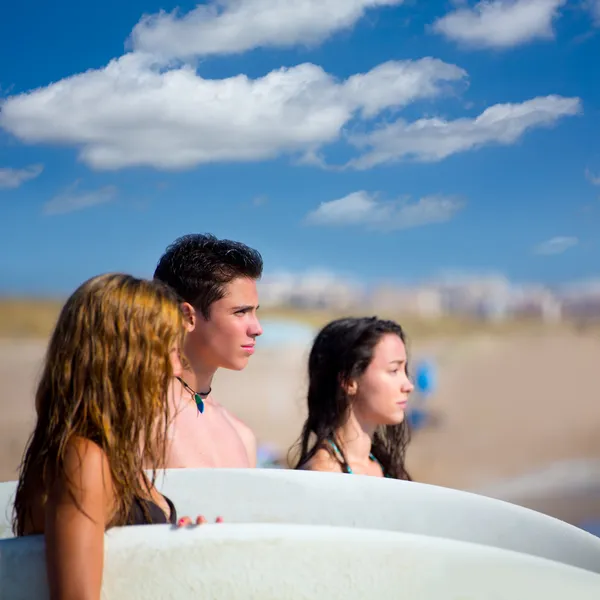 Teenager surfisti gruppo felice in spiaggia riva — Foto Stock