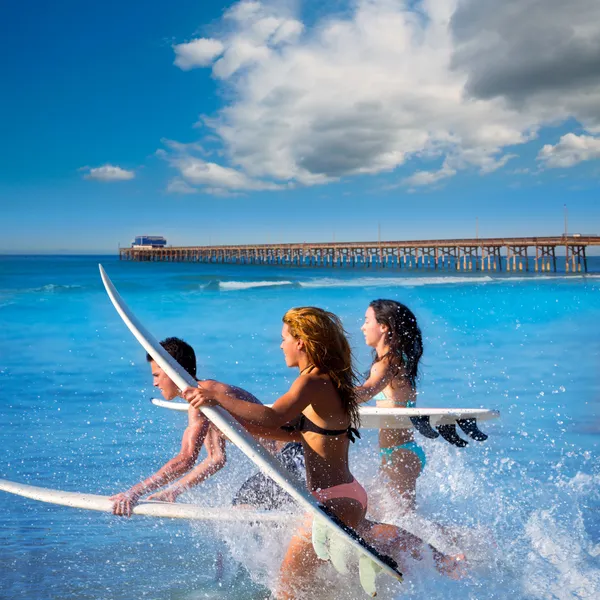 Surfistas adolescentes correndo pulando em pranchas de surf — Fotografia de Stock