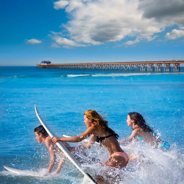 Tonåring surfare kör hoppa på surfbrädor — Stockfoto