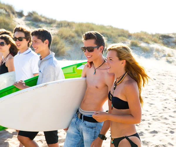 Sörfçü teen kız ve erkek grup Sahilde yürüyüş — Stok fotoğraf