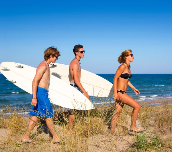 Surfer teen group walking on dune way to beach — Stock Photo, Image