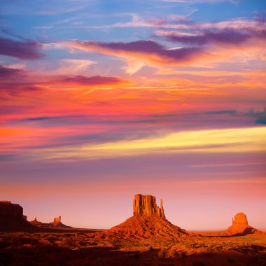 Monument valley Batı mitten ve merrick butte günbatımı