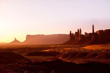Monument valley bir korkuluk gündoğumu utah