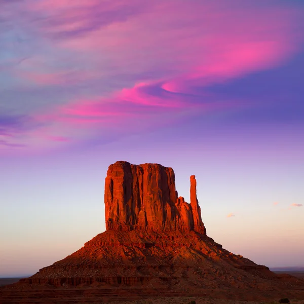 Monument valley Batı mitten günbatımı gökyüzüne — Stok fotoğraf