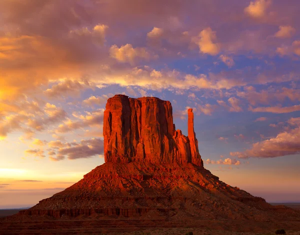 Monument Valley West Mitten ao pôr do sol céu — Fotografia de Stock