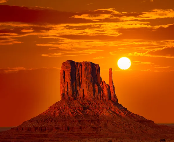 Monument Valley West Mitten no céu do nascer do sol — Fotografia de Stock