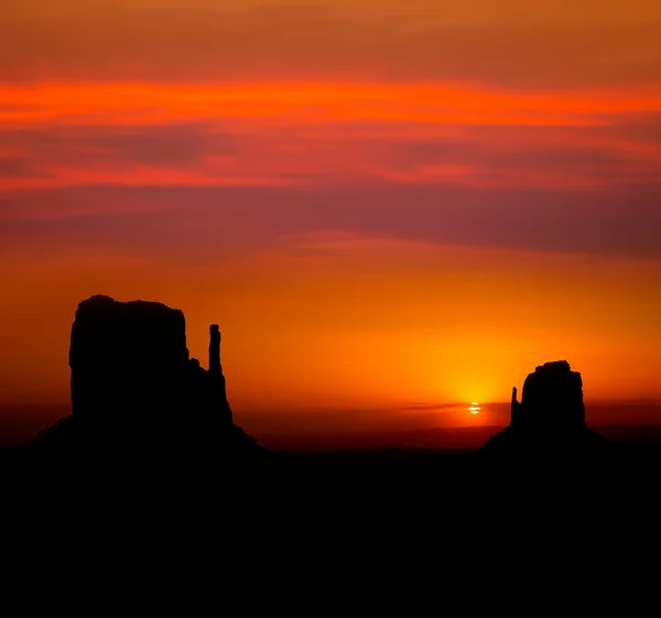 Sunrise at Monument Valley West and East Mittens Butte — Stock Photo, Image