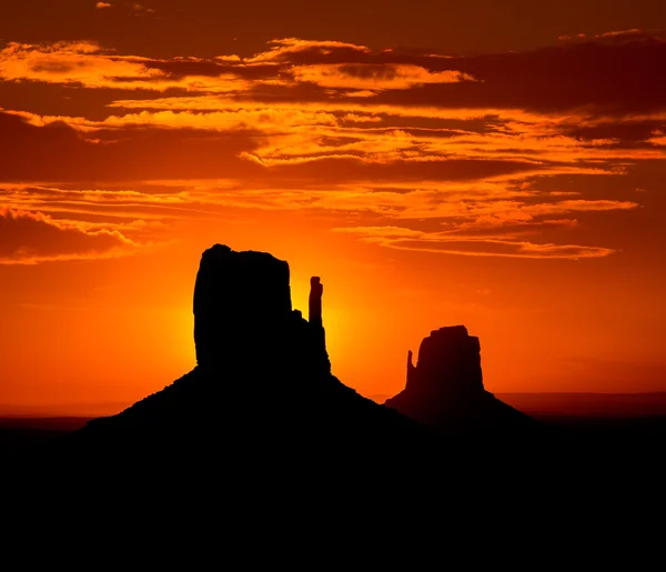 Nascer do sol no Monument Valley West e East Mittens Butte — Fotografia de Stock