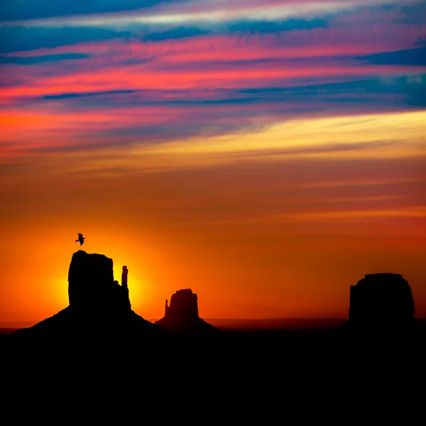 Wschód słońca w monument valley w rękawice i merrick butte — Zdjęcie stockowe