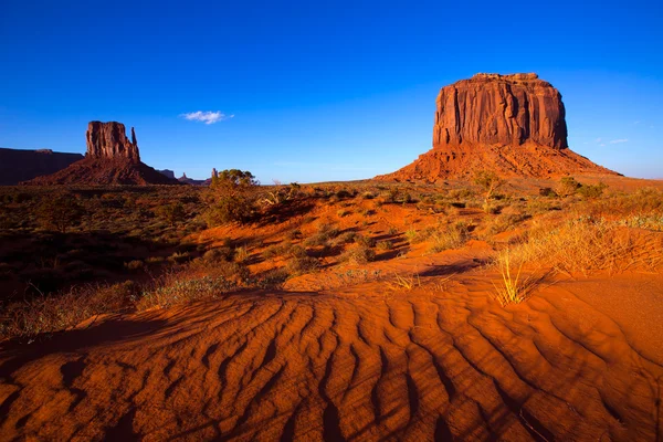 Monument Valley West Mitten e Merrick Butte dunas de areia do deserto — Fotografia de Stock