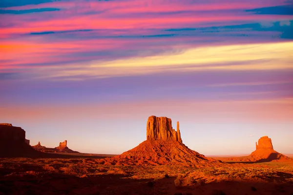 Monument valley západ rukavice a merrick butte západ slunce — Stock fotografie