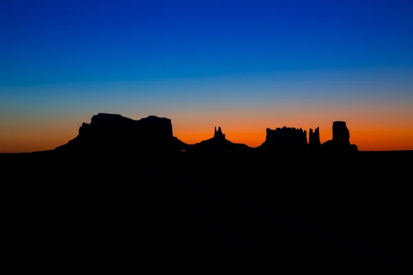 Nascer do sol em US 163 Estrada panorâmica para Monument Valley Park — Fotografia de Stock