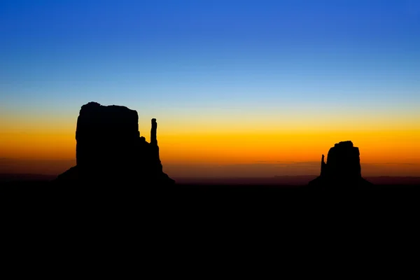 Восход солнца в Долине Монументов Запад и Восточные варежки Бьютт — стоковое фото