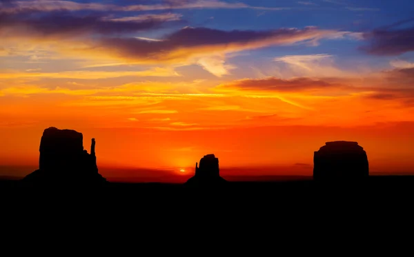 Monument valley Batı ve Doğu mittens butte güneş doğarken — Stok fotoğraf
