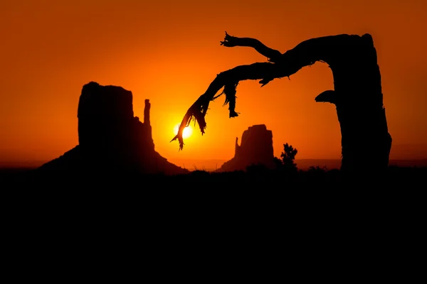 Wschód słońca w dolinie pomnik zachód i wschód rękawice butte — Zdjęcie stockowe