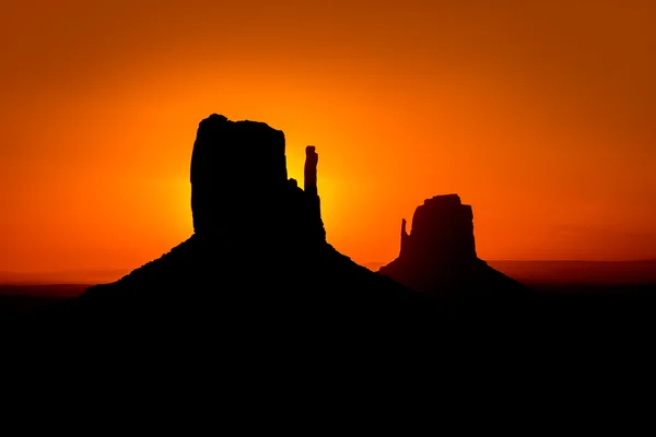 Lever de soleil à Monument Valley West et East Mittens Butte — Photo