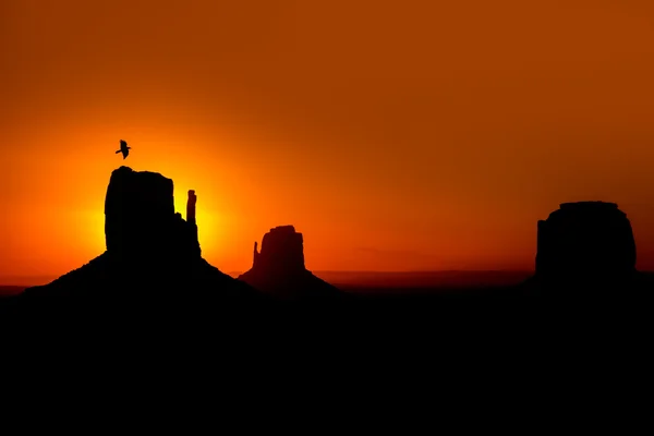 Lever de soleil à Monument Valley à Mittens et Merrick Butte — Photo