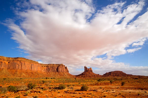 Uitzicht vanaf ons 163 schilderachtige weg naar monument valley (Utah) — Stockfoto